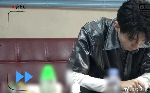 一边吃瓜一边摘瓜视频,趣味视频带你体验田园生活