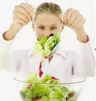 大妈吃瓜图片图文素材视频,趣味横生的街头一幕