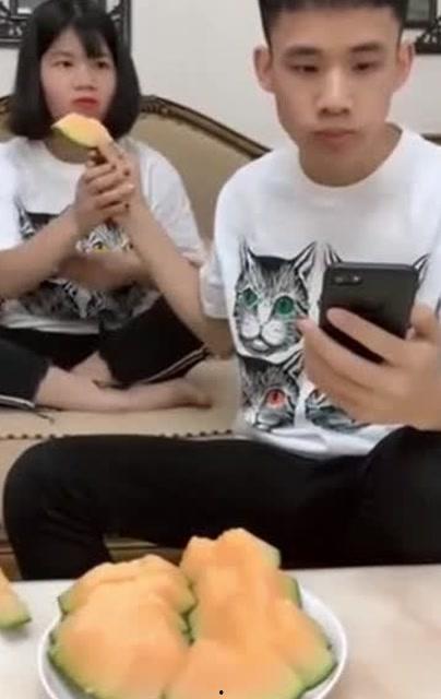 姐姐笑弟弟吃瓜视频,姐姐看弟弟吃瓜的欢乐瞬间